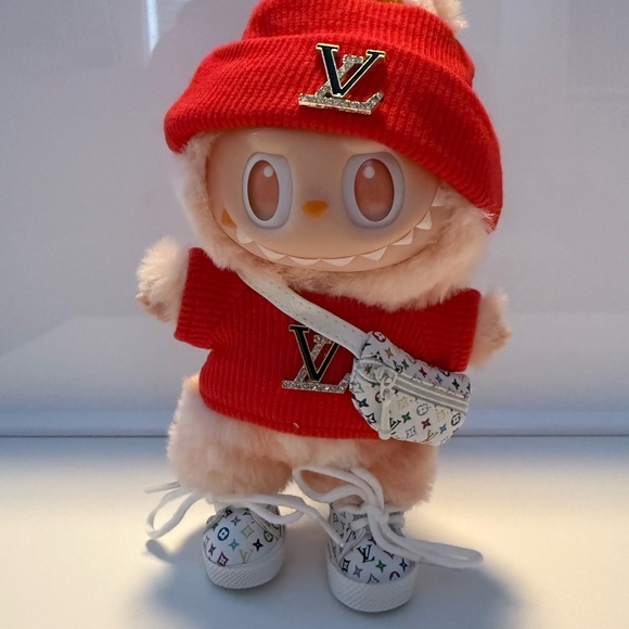 Labubu outfit with pouch and sneakers (no doll) - Picture 1 of 7
